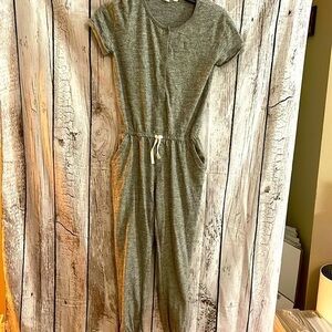 Gray Gaps Kids Romper L with jogger ankles. 2 pockets, tie waist, soft and EUC.